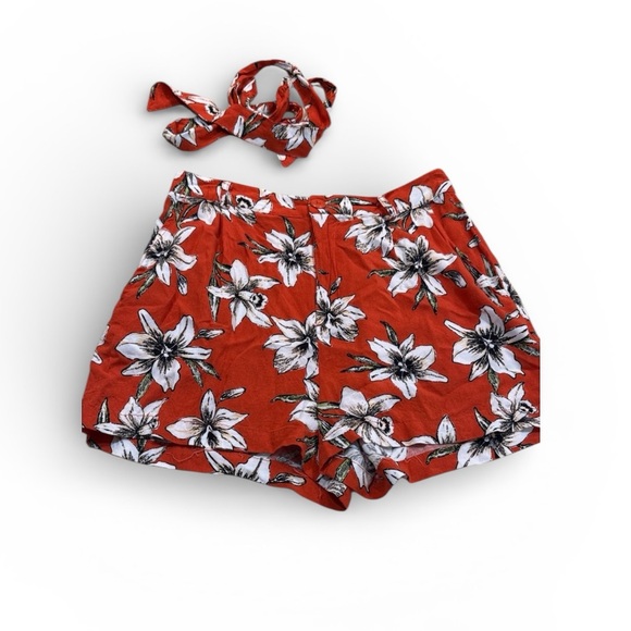 Forever 21 Pants - Forever 21 Women’s floral belted shorts red/black Size Small